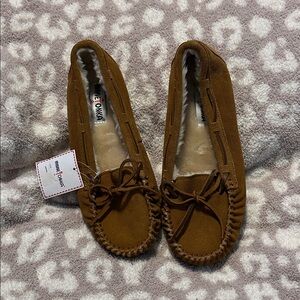 Minnetonka Women's Tan Moccasins with Bow 10